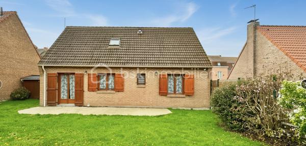 À découvrir sans tarder : située dans un environnement paisible de Comines, cette maison individuelle construite en 1998 séduit par son excellent état d’entretien, sa luminosité et ses volumes généreux. Idéale pour une famille ou un projet évolutif, elle offre un cadre de vie agréable à proximité des commodités.
✨ Un bien aux nombreux atouts :
Maison individuelle bien entretenue, aucun gros travaux à prévoir
Belle pièce de vie lumineuse d’environ 42 m²
Possibilité d’aménager une chambre au rez-de-chaussée
Installation de panneaux solaires récents (2021)
Garage + plusieurs places de stationnement privatives
Jardin avec terrasse exposée sud-est, parfait pour profiter des beaux jours
🏠 Distribution fonctionnelle :
Rez-de-chaussée : entrée, vaste séjour, cuisine indépendante, salle d’eau, WC, accès garage
Étage : 2 chambres + bureau (possibilité de créer une 3ème chambre selon vos besoins)
🔧 Équipements & confort :
Double vitrage bois
Chauffage électrique
Raccordement tout-à-l’égout
Installation électrique conforme
📍 Localisation idéale à Comines : quartier résidentiel apprécié pour son calme, tout en restant proche des axes, écoles et commerces.
👉 Une maison évolutive, lumineuse et parfaitement entretenue, idéale pour un projet familial.
📞 Contactez-moi dès maintenant pour organiser une visite !
Honoraires à la charge du vendeur.