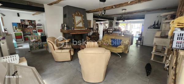 Laissez-vous séduire par cette magnifique maison de ville d'environ 300 m² habitables, un bien rare sur le marché où chaque espace a été pensé pour offrir confort, convivialité et fonctionnalité. Derrière sa façade discrète se cache une demeure familiale aux volumes impressionnants, idéale pour accueillir une grande famille, exercer une activité professionnelle ou simplement profiter d'un cadre de vie privilégié.

Dès l'entrée, le regard est immédiatement attiré par une spectaculaire pièce de vie traversante de 110 m², véritable pièce maîtresse de la maison. Cet espace baigné de lumière naturelle réunit avec élégance une cuisine dinatoire, un vaste séjour et un salon détente sublimé par une cheminée, créant une atmosphère chaleureuse où il fait bon vivre en toute saison. Les volumes généreux permettent de recevoir en toute convivialité tout en conservant des espaces de vie confortables au quotidien.

Attenants à cette pièce de vie, une buanderie et un cellier apportent un véritable confort d'organisation. Vous profiterez également d'un garage de 35 m² avec porte motorisée ainsi que d'un impressionnant garage de 126 m² avec vitrine sur rue. Ce dernier constitue un atout exceptionnel : idéal pour un artisan, une profession libérale, un collectionneur de véhicules, un espace de stockage, un atelier ou encore pour développer une activité professionnelle directement à domicile.

À l'étage, un vaste palier de 35 m², facilement aménageable en bibliothèque, salon de lecture ou espace bureau, distribue harmonieusement les différentes pièces et donne accès à 80 m² de combles aménageables, laissant entrevoir de nombreuses possibilités d'agrandissement ou d'aménagement selon vos envies.

L'espace nuit a été conçu pour répondre aux besoins de toute la famille. Il comprend :

un WC indépendant ;
une salle de bains de 6,90 m² équipée d'une douche à l'italienne, d'une baignoire d'angle et d'un meuble vasque ;
trois chambres spacieuses de 16,88 m², 17,76 m² et 17,96 m², toutes offrant de beaux volumes ;
un espace de 15 m², idéal pour une salle de jeux, un bureau, une salle de sport ou un coin télévision ;
une superbe suite parentale, véritable espace privé, composée d'une chambre de 18,15 m², d'un dressing de 17,91 m² et d'une élégante salle d'eau de 14,10 m² avec double vasque, douche à l'italienne et baignoire d'angle ;
une mezzanine de 8 m², parfaite pour un espace lecture ou télétravail.

À l'extérieur, tout est réuni pour profiter pleinement des beaux jours. Une terrasse couverte de 48 m² prolonge naturellement les espaces de vie et invite à partager de chaleureux repas en famille ou entre amis. Elle est complétée par une terrasse ouverte de 18 m², offrant un agréable espace de détente face au jardin.

Le tout s'ouvre sur un terrain clos de 1 040 m², véritable écrin de verdure où chacun pourra imaginer son projet : piscine, cuisine d'été, jardin paysager, potager, espace de jeux pour les enfants ou encore coin détente. Les possibilités sont nombreuses pour créer un extérieur à votre image.

Cette propriété se distingue par son équilibre parfait entre volumes, confort et potentiel d'évolution. Son agencement, ses nombreuses dépendances et ses espaces modulables en font un bien capable de s'adapter à tous les projets de vie, qu'ils soient familiaux ou professionnels.

Les atouts de cette propriété
Environ 300 m² habitables.
Pièce de vie traversante de 110 m² avec cheminée.
Cuisine dinatoire ouverte sur les espaces de réception.
4 grandes chambres, dont une suite parentale avec dressing et salle d'eau privative.
Salle de bains familiale avec douche à l'italienne et baignoire d'angle.
Espace bureau ou salle de jeux de 15 m².
Vaste palier de 35 m².
80 m² de combles aménageables.
Buanderie et cellier.
Deux garages de 35 m² et 126 m², dont un avec vitrine sur rue, idéal pour une activité professionnelle.
Terrasse couverte de 48 m² et terrasse ouverte de 18 m².
Terrain clos de 1 040 m² offrant de multiples possibilités d'aménagement.
À proximité immédiate des commerces, des écoles et de toutes les commodités.

Une propriété unique sur le secteur de Blaye-les-Mines, où les volumes, les prestations et le potentiel se conjuguent pour offrir un cadre de vie exceptionnel. Que vous recherchiez une grande maison familiale, un lieu permettant d'allier vie privée et activité professionnelle ou un bien aux possibilités d'évolution remarquables, cette demeure répondra à toutes vos attentes. Une visite s'impose pour découvrir tout son charme et son incroyable potentiel.