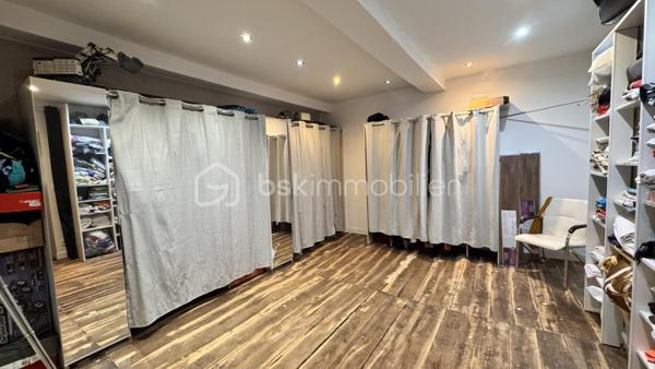 Laissez-vous séduire par cette magnifique maison de ville d'environ 300 m² habitables, un bien rare sur le marché où chaque espace a été pensé pour offrir confort, convivialité et fonctionnalité. Derrière sa façade discrète se cache une demeure familiale aux volumes impressionnants, idéale pour accueillir une grande famille, exercer une activité professionnelle ou simplement profiter d'un cadre de vie privilégié.

Dès l'entrée, le regard est immédiatement attiré par une spectaculaire pièce de vie traversante de 110 m², véritable pièce maîtresse de la maison. Cet espace baigné de lumière naturelle réunit avec élégance une cuisine dinatoire, un vaste séjour et un salon détente sublimé par une cheminée, créant une atmosphère chaleureuse où il fait bon vivre en toute saison. Les volumes généreux permettent de recevoir en toute convivialité tout en conservant des espaces de vie confortables au quotidien.

Attenants à cette pièce de vie, une buanderie et un cellier apportent un véritable confort d'organisation. Vous profiterez également d'un garage de 35 m² avec porte motorisée ainsi que d'un impressionnant garage de 126 m² avec vitrine sur rue. Ce dernier constitue un atout exceptionnel : idéal pour un artisan, une profession libérale, un collectionneur de véhicules, un espace de stockage, un atelier ou encore pour développer une activité professionnelle directement à domicile.

À l'étage, un vaste palier de 35 m², facilement aménageable en bibliothèque, salon de lecture ou espace bureau, distribue harmonieusement les différentes pièces et donne accès à 80 m² de combles aménageables, laissant entrevoir de nombreuses possibilités d'agrandissement ou d'aménagement selon vos envies.

L'espace nuit a été conçu pour répondre aux besoins de toute la famille. Il comprend :

un WC indépendant ;
une salle de bains de 6,90 m² équipée d'une douche à l'italienne, d'une baignoire d'angle et d'un meuble vasque ;
trois chambres spacieuses de 16,88 m², 17,76 m² et 17,96 m², toutes offrant de beaux volumes ;
un espace de 15 m², idéal pour une salle de jeux, un bureau, une salle de sport ou un coin télévision ;
une superbe suite parentale, véritable espace privé, composée d'une chambre de 18,15 m², d'un dressing de 17,91 m² et d'une élégante salle d'eau de 14,10 m² avec double vasque, douche à l'italienne et baignoire d'angle ;
une mezzanine de 8 m², parfaite pour un espace lecture ou télétravail.

À l'extérieur, tout est réuni pour profiter pleinement des beaux jours. Une terrasse couverte de 48 m² prolonge naturellement les espaces de vie et invite à partager de chaleureux repas en famille ou entre amis. Elle est complétée par une terrasse ouverte de 18 m², offrant un agréable espace de détente face au jardin.

Le tout s'ouvre sur un terrain clos de 1 040 m², véritable écrin de verdure où chacun pourra imaginer son projet : piscine, cuisine d'été, jardin paysager, potager, espace de jeux pour les enfants ou encore coin détente. Les possibilités sont nombreuses pour créer un extérieur à votre image.

Cette propriété se distingue par son équilibre parfait entre volumes, confort et potentiel d'évolution. Son agencement, ses nombreuses dépendances et ses espaces modulables en font un bien capable de s'adapter à tous les projets de vie, qu'ils soient familiaux ou professionnels.

Les atouts de cette propriété
Environ 300 m² habitables.
Pièce de vie traversante de 110 m² avec cheminée.
Cuisine dinatoire ouverte sur les espaces de réception.
4 grandes chambres, dont une suite parentale avec dressing et salle d'eau privative.
Salle de bains familiale avec douche à l'italienne et baignoire d'angle.
Espace bureau ou salle de jeux de 15 m².
Vaste palier de 35 m².
80 m² de combles aménageables.
Buanderie et cellier.
Deux garages de 35 m² et 126 m², dont un avec vitrine sur rue, idéal pour une activité professionnelle.
Terrasse couverte de 48 m² et terrasse ouverte de 18 m².
Terrain clos de 1 040 m² offrant de multiples possibilités d'aménagement.
À proximité immédiate des commerces, des écoles et de toutes les commodités.

Une propriété unique sur le secteur de Blaye-les-Mines, où les volumes, les prestations et le potentiel se conjuguent pour offrir un cadre de vie exceptionnel. Que vous recherchiez une grande maison familiale, un lieu permettant d'allier vie privée et activité professionnelle ou un bien aux possibilités d'évolution remarquables, cette demeure répondra à toutes vos attentes. Une visite s'impose pour découvrir tout son charme et son incroyable potentiel.