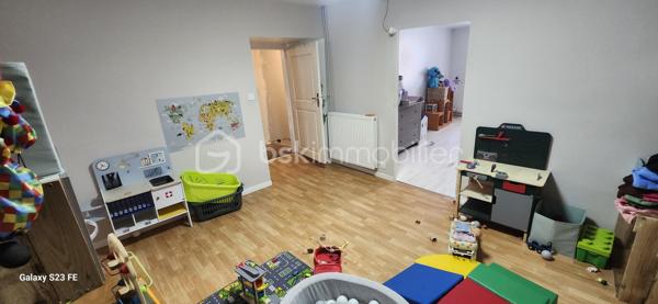 Laissez-vous séduire par cette magnifique maison de ville d'environ 300 m² habitables, un bien rare sur le marché où chaque espace a été pensé pour offrir confort, convivialité et fonctionnalité. Derrière sa façade discrète se cache une demeure familiale aux volumes impressionnants, idéale pour accueillir une grande famille, exercer une activité professionnelle ou simplement profiter d'un cadre de vie privilégié.

Dès l'entrée, le regard est immédiatement attiré par une spectaculaire pièce de vie traversante de 110 m², véritable pièce maîtresse de la maison. Cet espace baigné de lumière naturelle réunit avec élégance une cuisine dinatoire, un vaste séjour et un salon détente sublimé par une cheminée, créant une atmosphère chaleureuse où il fait bon vivre en toute saison. Les volumes généreux permettent de recevoir en toute convivialité tout en conservant des espaces de vie confortables au quotidien.

Attenants à cette pièce de vie, une buanderie et un cellier apportent un véritable confort d'organisation. Vous profiterez également d'un garage de 35 m² avec porte motorisée ainsi que d'un impressionnant garage de 126 m² avec vitrine sur rue. Ce dernier constitue un atout exceptionnel : idéal pour un artisan, une profession libérale, un collectionneur de véhicules, un espace de stockage, un atelier ou encore pour développer une activité professionnelle directement à domicile.

À l'étage, un vaste palier de 35 m², facilement aménageable en bibliothèque, salon de lecture ou espace bureau, distribue harmonieusement les différentes pièces et donne accès à 80 m² de combles aménageables, laissant entrevoir de nombreuses possibilités d'agrandissement ou d'aménagement selon vos envies.

L'espace nuit a été conçu pour répondre aux besoins de toute la famille. Il comprend :

un WC indépendant ;
une salle de bains de 6,90 m² équipée d'une douche à l'italienne, d'une baignoire d'angle et d'un meuble vasque ;
trois chambres spacieuses de 16,88 m², 17,76 m² et 17,96 m², toutes offrant de beaux volumes ;
un espace de 15 m², idéal pour une salle de jeux, un bureau, une salle de sport ou un coin télévision ;
une superbe suite parentale, véritable espace privé, composée d'une chambre de 18,15 m², d'un dressing de 17,91 m² et d'une élégante salle d'eau de 14,10 m² avec double vasque, douche à l'italienne et baignoire d'angle ;
une mezzanine de 8 m², parfaite pour un espace lecture ou télétravail.

À l'extérieur, tout est réuni pour profiter pleinement des beaux jours. Une terrasse couverte de 48 m² prolonge naturellement les espaces de vie et invite à partager de chaleureux repas en famille ou entre amis. Elle est complétée par une terrasse ouverte de 18 m², offrant un agréable espace de détente face au jardin.

Le tout s'ouvre sur un terrain clos de 1 040 m², véritable écrin de verdure où chacun pourra imaginer son projet : piscine, cuisine d'été, jardin paysager, potager, espace de jeux pour les enfants ou encore coin détente. Les possibilités sont nombreuses pour créer un extérieur à votre image.

Cette propriété se distingue par son équilibre parfait entre volumes, confort et potentiel d'évolution. Son agencement, ses nombreuses dépendances et ses espaces modulables en font un bien capable de s'adapter à tous les projets de vie, qu'ils soient familiaux ou professionnels.

Les atouts de cette propriété
Environ 300 m² habitables.
Pièce de vie traversante de 110 m² avec cheminée.
Cuisine dinatoire ouverte sur les espaces de réception.
4 grandes chambres, dont une suite parentale avec dressing et salle d'eau privative.
Salle de bains familiale avec douche à l'italienne et baignoire d'angle.
Espace bureau ou salle de jeux de 15 m².
Vaste palier de 35 m².
80 m² de combles aménageables.
Buanderie et cellier.
Deux garages de 35 m² et 126 m², dont un avec vitrine sur rue, idéal pour une activité professionnelle.
Terrasse couverte de 48 m² et terrasse ouverte de 18 m².
Terrain clos de 1 040 m² offrant de multiples possibilités d'aménagement.
À proximité immédiate des commerces, des écoles et de toutes les commodités.

Une propriété unique sur le secteur de Blaye-les-Mines, où les volumes, les prestations et le potentiel se conjuguent pour offrir un cadre de vie exceptionnel. Que vous recherchiez une grande maison familiale, un lieu permettant d'allier vie privée et activité professionnelle ou un bien aux possibilités d'évolution remarquables, cette demeure répondra à toutes vos attentes. Une visite s'impose pour découvrir tout son charme et son incroyable potentiel.