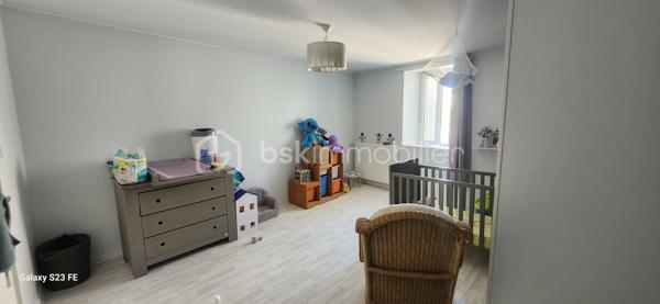 Laissez-vous séduire par cette magnifique maison de ville d'environ 300 m² habitables, un bien rare sur le marché où chaque espace a été pensé pour offrir confort, convivialité et fonctionnalité. Derrière sa façade discrète se cache une demeure familiale aux volumes impressionnants, idéale pour accueillir une grande famille, exercer une activité professionnelle ou simplement profiter d'un cadre de vie privilégié.

Dès l'entrée, le regard est immédiatement attiré par une spectaculaire pièce de vie traversante de 110 m², véritable pièce maîtresse de la maison. Cet espace baigné de lumière naturelle réunit avec élégance une cuisine dinatoire, un vaste séjour et un salon détente sublimé par une cheminée, créant une atmosphère chaleureuse où il fait bon vivre en toute saison. Les volumes généreux permettent de recevoir en toute convivialité tout en conservant des espaces de vie confortables au quotidien.

Attenants à cette pièce de vie, une buanderie et un cellier apportent un véritable confort d'organisation. Vous profiterez également d'un garage de 35 m² avec porte motorisée ainsi que d'un impressionnant garage de 126 m² avec vitrine sur rue. Ce dernier constitue un atout exceptionnel : idéal pour un artisan, une profession libérale, un collectionneur de véhicules, un espace de stockage, un atelier ou encore pour développer une activité professionnelle directement à domicile.

À l'étage, un vaste palier de 35 m², facilement aménageable en bibliothèque, salon de lecture ou espace bureau, distribue harmonieusement les différentes pièces et donne accès à 80 m² de combles aménageables, laissant entrevoir de nombreuses possibilités d'agrandissement ou d'aménagement selon vos envies.

L'espace nuit a été conçu pour répondre aux besoins de toute la famille. Il comprend :

un WC indépendant ;
une salle de bains de 6,90 m² équipée d'une douche à l'italienne, d'une baignoire d'angle et d'un meuble vasque ;
trois chambres spacieuses de 16,88 m², 17,76 m² et 17,96 m², toutes offrant de beaux volumes ;
un espace de 15 m², idéal pour une salle de jeux, un bureau, une salle de sport ou un coin télévision ;
une superbe suite parentale, véritable espace privé, composée d'une chambre de 18,15 m², d'un dressing de 17,91 m² et d'une élégante salle d'eau de 14,10 m² avec double vasque, douche à l'italienne et baignoire d'angle ;
une mezzanine de 8 m², parfaite pour un espace lecture ou télétravail.

À l'extérieur, tout est réuni pour profiter pleinement des beaux jours. Une terrasse couverte de 48 m² prolonge naturellement les espaces de vie et invite à partager de chaleureux repas en famille ou entre amis. Elle est complétée par une terrasse ouverte de 18 m², offrant un agréable espace de détente face au jardin.

Le tout s'ouvre sur un terrain clos de 1 040 m², véritable écrin de verdure où chacun pourra imaginer son projet : piscine, cuisine d'été, jardin paysager, potager, espace de jeux pour les enfants ou encore coin détente. Les possibilités sont nombreuses pour créer un extérieur à votre image.

Cette propriété se distingue par son équilibre parfait entre volumes, confort et potentiel d'évolution. Son agencement, ses nombreuses dépendances et ses espaces modulables en font un bien capable de s'adapter à tous les projets de vie, qu'ils soient familiaux ou professionnels.

Les atouts de cette propriété
Environ 300 m² habitables.
Pièce de vie traversante de 110 m² avec cheminée.
Cuisine dinatoire ouverte sur les espaces de réception.
4 grandes chambres, dont une suite parentale avec dressing et salle d'eau privative.
Salle de bains familiale avec douche à l'italienne et baignoire d'angle.
Espace bureau ou salle de jeux de 15 m².
Vaste palier de 35 m².
80 m² de combles aménageables.
Buanderie et cellier.
Deux garages de 35 m² et 126 m², dont un avec vitrine sur rue, idéal pour une activité professionnelle.
Terrasse couverte de 48 m² et terrasse ouverte de 18 m².
Terrain clos de 1 040 m² offrant de multiples possibilités d'aménagement.
À proximité immédiate des commerces, des écoles et de toutes les commodités.

Une propriété unique sur le secteur de Blaye-les-Mines, où les volumes, les prestations et le potentiel se conjuguent pour offrir un cadre de vie exceptionnel. Que vous recherchiez une grande maison familiale, un lieu permettant d'allier vie privée et activité professionnelle ou un bien aux possibilités d'évolution remarquables, cette demeure répondra à toutes vos attentes. Une visite s'impose pour découvrir tout son charme et son incroyable potentiel.