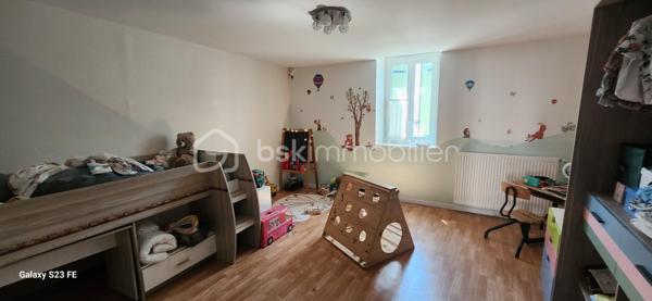 Laissez-vous séduire par cette magnifique maison de ville d'environ 300 m² habitables, un bien rare sur le marché où chaque espace a été pensé pour offrir confort, convivialité et fonctionnalité. Derrière sa façade discrète se cache une demeure familiale aux volumes impressionnants, idéale pour accueillir une grande famille, exercer une activité professionnelle ou simplement profiter d'un cadre de vie privilégié.

Dès l'entrée, le regard est immédiatement attiré par une spectaculaire pièce de vie traversante de 110 m², véritable pièce maîtresse de la maison. Cet espace baigné de lumière naturelle réunit avec élégance une cuisine dinatoire, un vaste séjour et un salon détente sublimé par une cheminée, créant une atmosphère chaleureuse où il fait bon vivre en toute saison. Les volumes généreux permettent de recevoir en toute convivialité tout en conservant des espaces de vie confortables au quotidien.

Attenants à cette pièce de vie, une buanderie et un cellier apportent un véritable confort d'organisation. Vous profiterez également d'un garage de 35 m² avec porte motorisée ainsi que d'un impressionnant garage de 126 m² avec vitrine sur rue. Ce dernier constitue un atout exceptionnel : idéal pour un artisan, une profession libérale, un collectionneur de véhicules, un espace de stockage, un atelier ou encore pour développer une activité professionnelle directement à domicile.

À l'étage, un vaste palier de 35 m², facilement aménageable en bibliothèque, salon de lecture ou espace bureau, distribue harmonieusement les différentes pièces et donne accès à 80 m² de combles aménageables, laissant entrevoir de nombreuses possibilités d'agrandissement ou d'aménagement selon vos envies.

L'espace nuit a été conçu pour répondre aux besoins de toute la famille. Il comprend :

un WC indépendant ;
une salle de bains de 6,90 m² équipée d'une douche à l'italienne, d'une baignoire d'angle et d'un meuble vasque ;
trois chambres spacieuses de 16,88 m², 17,76 m² et 17,96 m², toutes offrant de beaux volumes ;
un espace de 15 m², idéal pour une salle de jeux, un bureau, une salle de sport ou un coin télévision ;
une superbe suite parentale, véritable espace privé, composée d'une chambre de 18,15 m², d'un dressing de 17,91 m² et d'une élégante salle d'eau de 14,10 m² avec double vasque, douche à l'italienne et baignoire d'angle ;
une mezzanine de 8 m², parfaite pour un espace lecture ou télétravail.

À l'extérieur, tout est réuni pour profiter pleinement des beaux jours. Une terrasse couverte de 48 m² prolonge naturellement les espaces de vie et invite à partager de chaleureux repas en famille ou entre amis. Elle est complétée par une terrasse ouverte de 18 m², offrant un agréable espace de détente face au jardin.

Le tout s'ouvre sur un terrain clos de 1 040 m², véritable écrin de verdure où chacun pourra imaginer son projet : piscine, cuisine d'été, jardin paysager, potager, espace de jeux pour les enfants ou encore coin détente. Les possibilités sont nombreuses pour créer un extérieur à votre image.

Cette propriété se distingue par son équilibre parfait entre volumes, confort et potentiel d'évolution. Son agencement, ses nombreuses dépendances et ses espaces modulables en font un bien capable de s'adapter à tous les projets de vie, qu'ils soient familiaux ou professionnels.

Les atouts de cette propriété
Environ 300 m² habitables.
Pièce de vie traversante de 110 m² avec cheminée.
Cuisine dinatoire ouverte sur les espaces de réception.
4 grandes chambres, dont une suite parentale avec dressing et salle d'eau privative.
Salle de bains familiale avec douche à l'italienne et baignoire d'angle.
Espace bureau ou salle de jeux de 15 m².
Vaste palier de 35 m².
80 m² de combles aménageables.
Buanderie et cellier.
Deux garages de 35 m² et 126 m², dont un avec vitrine sur rue, idéal pour une activité professionnelle.
Terrasse couverte de 48 m² et terrasse ouverte de 18 m².
Terrain clos de 1 040 m² offrant de multiples possibilités d'aménagement.
À proximité immédiate des commerces, des écoles et de toutes les commodités.

Une propriété unique sur le secteur de Blaye-les-Mines, où les volumes, les prestations et le potentiel se conjuguent pour offrir un cadre de vie exceptionnel. Que vous recherchiez une grande maison familiale, un lieu permettant d'allier vie privée et activité professionnelle ou un bien aux possibilités d'évolution remarquables, cette demeure répondra à toutes vos attentes. Une visite s'impose pour découvrir tout son charme et son incroyable potentiel.