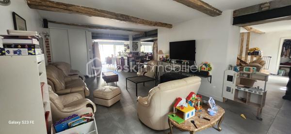 Laissez-vous séduire par cette magnifique maison de ville d'environ 300 m² habitables, un bien rare sur le marché où chaque espace a été pensé pour offrir confort, convivialité et fonctionnalité. Derrière sa façade discrète se cache une demeure familiale aux volumes impressionnants, idéale pour accueillir une grande famille, exercer une activité professionnelle ou simplement profiter d'un cadre de vie privilégié.

Dès l'entrée, le regard est immédiatement attiré par une spectaculaire pièce de vie traversante de 110 m², véritable pièce maîtresse de la maison. Cet espace baigné de lumière naturelle réunit avec élégance une cuisine dinatoire, un vaste séjour et un salon détente sublimé par une cheminée, créant une atmosphère chaleureuse où il fait bon vivre en toute saison. Les volumes généreux permettent de recevoir en toute convivialité tout en conservant des espaces de vie confortables au quotidien.

Attenants à cette pièce de vie, une buanderie et un cellier apportent un véritable confort d'organisation. Vous profiterez également d'un garage de 35 m² avec porte motorisée ainsi que d'un impressionnant garage de 126 m² avec vitrine sur rue. Ce dernier constitue un atout exceptionnel : idéal pour un artisan, une profession libérale, un collectionneur de véhicules, un espace de stockage, un atelier ou encore pour développer une activité professionnelle directement à domicile.

À l'étage, un vaste palier de 35 m², facilement aménageable en bibliothèque, salon de lecture ou espace bureau, distribue harmonieusement les différentes pièces et donne accès à 80 m² de combles aménageables, laissant entrevoir de nombreuses possibilités d'agrandissement ou d'aménagement selon vos envies.

L'espace nuit a été conçu pour répondre aux besoins de toute la famille. Il comprend :

un WC indépendant ;
une salle de bains de 6,90 m² équipée d'une douche à l'italienne, d'une baignoire d'angle et d'un meuble vasque ;
trois chambres spacieuses de 16,88 m², 17,76 m² et 17,96 m², toutes offrant de beaux volumes ;
un espace de 15 m², idéal pour une salle de jeux, un bureau, une salle de sport ou un coin télévision ;
une superbe suite parentale, véritable espace privé, composée d'une chambre de 18,15 m², d'un dressing de 17,91 m² et d'une élégante salle d'eau de 14,10 m² avec double vasque, douche à l'italienne et baignoire d'angle ;
une mezzanine de 8 m², parfaite pour un espace lecture ou télétravail.

À l'extérieur, tout est réuni pour profiter pleinement des beaux jours. Une terrasse couverte de 48 m² prolonge naturellement les espaces de vie et invite à partager de chaleureux repas en famille ou entre amis. Elle est complétée par une terrasse ouverte de 18 m², offrant un agréable espace de détente face au jardin.

Le tout s'ouvre sur un terrain clos de 1 040 m², véritable écrin de verdure où chacun pourra imaginer son projet : piscine, cuisine d'été, jardin paysager, potager, espace de jeux pour les enfants ou encore coin détente. Les possibilités sont nombreuses pour créer un extérieur à votre image.

Cette propriété se distingue par son équilibre parfait entre volumes, confort et potentiel d'évolution. Son agencement, ses nombreuses dépendances et ses espaces modulables en font un bien capable de s'adapter à tous les projets de vie, qu'ils soient familiaux ou professionnels.

Les atouts de cette propriété
Environ 300 m² habitables.
Pièce de vie traversante de 110 m² avec cheminée.
Cuisine dinatoire ouverte sur les espaces de réception.
4 grandes chambres, dont une suite parentale avec dressing et salle d'eau privative.
Salle de bains familiale avec douche à l'italienne et baignoire d'angle.
Espace bureau ou salle de jeux de 15 m².
Vaste palier de 35 m².
80 m² de combles aménageables.
Buanderie et cellier.
Deux garages de 35 m² et 126 m², dont un avec vitrine sur rue, idéal pour une activité professionnelle.
Terrasse couverte de 48 m² et terrasse ouverte de 18 m².
Terrain clos de 1 040 m² offrant de multiples possibilités d'aménagement.
À proximité immédiate des commerces, des écoles et de toutes les commodités.

Une propriété unique sur le secteur de Blaye-les-Mines, où les volumes, les prestations et le potentiel se conjuguent pour offrir un cadre de vie exceptionnel. Que vous recherchiez une grande maison familiale, un lieu permettant d'allier vie privée et activité professionnelle ou un bien aux possibilités d'évolution remarquables, cette demeure répondra à toutes vos attentes. Une visite s'impose pour découvrir tout son charme et son incroyable potentiel.