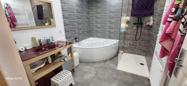 Laissez-vous séduire par cette magnifique maison de ville d'environ 300 m² habitables, un bien rare sur le marché où chaque espace a été pensé pour offrir confort, convivialité et fonctionnalité. Derrière sa façade discrète se cache une demeure familiale aux volumes impressionnants, idéale pour accueillir une grande famille, exercer une activité professionnelle ou simplement profiter d'un cadre de vie privilégié.

Dès l'entrée, le regard est immédiatement attiré par une spectaculaire pièce de vie traversante de 110 m², véritable pièce maîtresse de la maison. Cet espace baigné de lumière naturelle réunit avec élégance une cuisine dinatoire, un vaste séjour et un salon détente sublimé par une cheminée, créant une atmosphère chaleureuse où il fait bon vivre en toute saison. Les volumes généreux permettent de recevoir en toute convivialité tout en conservant des espaces de vie confortables au quotidien.

Attenants à cette pièce de vie, une buanderie et un cellier apportent un véritable confort d'organisation. Vous profiterez également d'un garage de 35 m² avec porte motorisée ainsi que d'un impressionnant garage de 126 m² avec vitrine sur rue. Ce dernier constitue un atout exceptionnel : idéal pour un artisan, une profession libérale, un collectionneur de véhicules, un espace de stockage, un atelier ou encore pour développer une activité professionnelle directement à domicile.

À l'étage, un vaste palier de 35 m², facilement aménageable en bibliothèque, salon de lecture ou espace bureau, distribue harmonieusement les différentes pièces et donne accès à 80 m² de combles aménageables, laissant entrevoir de nombreuses possibilités d'agrandissement ou d'aménagement selon vos envies.

L'espace nuit a été conçu pour répondre aux besoins de toute la famille. Il comprend :

un WC indépendant ;
une salle de bains de 6,90 m² équipée d'une douche à l'italienne, d'une baignoire d'angle et d'un meuble vasque ;
trois chambres spacieuses de 16,88 m², 17,76 m² et 17,96 m², toutes offrant de beaux volumes ;
un espace de 15 m², idéal pour une salle de jeux, un bureau, une salle de sport ou un coin télévision ;
une superbe suite parentale, véritable espace privé, composée d'une chambre de 18,15 m², d'un dressing de 17,91 m² et d'une élégante salle d'eau de 14,10 m² avec double vasque, douche à l'italienne et baignoire d'angle ;
une mezzanine de 8 m², parfaite pour un espace lecture ou télétravail.

À l'extérieur, tout est réuni pour profiter pleinement des beaux jours. Une terrasse couverte de 48 m² prolonge naturellement les espaces de vie et invite à partager de chaleureux repas en famille ou entre amis. Elle est complétée par une terrasse ouverte de 18 m², offrant un agréable espace de détente face au jardin.

Le tout s'ouvre sur un terrain clos de 1 040 m², véritable écrin de verdure où chacun pourra imaginer son projet : piscine, cuisine d'été, jardin paysager, potager, espace de jeux pour les enfants ou encore coin détente. Les possibilités sont nombreuses pour créer un extérieur à votre image.

Cette propriété se distingue par son équilibre parfait entre volumes, confort et potentiel d'évolution. Son agencement, ses nombreuses dépendances et ses espaces modulables en font un bien capable de s'adapter à tous les projets de vie, qu'ils soient familiaux ou professionnels.

Les atouts de cette propriété
Environ 300 m² habitables.
Pièce de vie traversante de 110 m² avec cheminée.
Cuisine dinatoire ouverte sur les espaces de réception.
4 grandes chambres, dont une suite parentale avec dressing et salle d'eau privative.
Salle de bains familiale avec douche à l'italienne et baignoire d'angle.
Espace bureau ou salle de jeux de 15 m².
Vaste palier de 35 m².
80 m² de combles aménageables.
Buanderie et cellier.
Deux garages de 35 m² et 126 m², dont un avec vitrine sur rue, idéal pour une activité professionnelle.
Terrasse couverte de 48 m² et terrasse ouverte de 18 m².
Terrain clos de 1 040 m² offrant de multiples possibilités d'aménagement.
À proximité immédiate des commerces, des écoles et de toutes les commodités.

Une propriété unique sur le secteur de Blaye-les-Mines, où les volumes, les prestations et le potentiel se conjuguent pour offrir un cadre de vie exceptionnel. Que vous recherchiez une grande maison familiale, un lieu permettant d'allier vie privée et activité professionnelle ou un bien aux possibilités d'évolution remarquables, cette demeure répondra à toutes vos attentes. Une visite s'impose pour découvrir tout son charme et son incroyable potentiel.