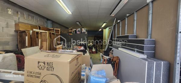 Laissez-vous séduire par cette magnifique maison de ville d'environ 300 m² habitables, un bien rare sur le marché où chaque espace a été pensé pour offrir confort, convivialité et fonctionnalité. Derrière sa façade discrète se cache une demeure familiale aux volumes impressionnants, idéale pour accueillir une grande famille, exercer une activité professionnelle ou simplement profiter d'un cadre de vie privilégié.

Dès l'entrée, le regard est immédiatement attiré par une spectaculaire pièce de vie traversante de 110 m², véritable pièce maîtresse de la maison. Cet espace baigné de lumière naturelle réunit avec élégance une cuisine dinatoire, un vaste séjour et un salon détente sublimé par une cheminée, créant une atmosphère chaleureuse où il fait bon vivre en toute saison. Les volumes généreux permettent de recevoir en toute convivialité tout en conservant des espaces de vie confortables au quotidien.

Attenants à cette pièce de vie, une buanderie et un cellier apportent un véritable confort d'organisation. Vous profiterez également d'un garage de 35 m² avec porte motorisée ainsi que d'un impressionnant garage de 126 m² avec vitrine sur rue. Ce dernier constitue un atout exceptionnel : idéal pour un artisan, une profession libérale, un collectionneur de véhicules, un espace de stockage, un atelier ou encore pour développer une activité professionnelle directement à domicile.

À l'étage, un vaste palier de 35 m², facilement aménageable en bibliothèque, salon de lecture ou espace bureau, distribue harmonieusement les différentes pièces et donne accès à 80 m² de combles aménageables, laissant entrevoir de nombreuses possibilités d'agrandissement ou d'aménagement selon vos envies.

L'espace nuit a été conçu pour répondre aux besoins de toute la famille. Il comprend :

un WC indépendant ;
une salle de bains de 6,90 m² équipée d'une douche à l'italienne, d'une baignoire d'angle et d'un meuble vasque ;
trois chambres spacieuses de 16,88 m², 17,76 m² et 17,96 m², toutes offrant de beaux volumes ;
un espace de 15 m², idéal pour une salle de jeux, un bureau, une salle de sport ou un coin télévision ;
une superbe suite parentale, véritable espace privé, composée d'une chambre de 18,15 m², d'un dressing de 17,91 m² et d'une élégante salle d'eau de 14,10 m² avec double vasque, douche à l'italienne et baignoire d'angle ;
une mezzanine de 8 m², parfaite pour un espace lecture ou télétravail.

À l'extérieur, tout est réuni pour profiter pleinement des beaux jours. Une terrasse couverte de 48 m² prolonge naturellement les espaces de vie et invite à partager de chaleureux repas en famille ou entre amis. Elle est complétée par une terrasse ouverte de 18 m², offrant un agréable espace de détente face au jardin.

Le tout s'ouvre sur un terrain clos de 1 040 m², véritable écrin de verdure où chacun pourra imaginer son projet : piscine, cuisine d'été, jardin paysager, potager, espace de jeux pour les enfants ou encore coin détente. Les possibilités sont nombreuses pour créer un extérieur à votre image.

Cette propriété se distingue par son équilibre parfait entre volumes, confort et potentiel d'évolution. Son agencement, ses nombreuses dépendances et ses espaces modulables en font un bien capable de s'adapter à tous les projets de vie, qu'ils soient familiaux ou professionnels.

Les atouts de cette propriété
Environ 300 m² habitables.
Pièce de vie traversante de 110 m² avec cheminée.
Cuisine dinatoire ouverte sur les espaces de réception.
4 grandes chambres, dont une suite parentale avec dressing et salle d'eau privative.
Salle de bains familiale avec douche à l'italienne et baignoire d'angle.
Espace bureau ou salle de jeux de 15 m².
Vaste palier de 35 m².
80 m² de combles aménageables.
Buanderie et cellier.
Deux garages de 35 m² et 126 m², dont un avec vitrine sur rue, idéal pour une activité professionnelle.
Terrasse couverte de 48 m² et terrasse ouverte de 18 m².
Terrain clos de 1 040 m² offrant de multiples possibilités d'aménagement.
À proximité immédiate des commerces, des écoles et de toutes les commodités.

Une propriété unique sur le secteur de Blaye-les-Mines, où les volumes, les prestations et le potentiel se conjuguent pour offrir un cadre de vie exceptionnel. Que vous recherchiez une grande maison familiale, un lieu permettant d'allier vie privée et activité professionnelle ou un bien aux possibilités d'évolution remarquables, cette demeure répondra à toutes vos attentes. Une visite s'impose pour découvrir tout son charme et son incroyable potentiel.