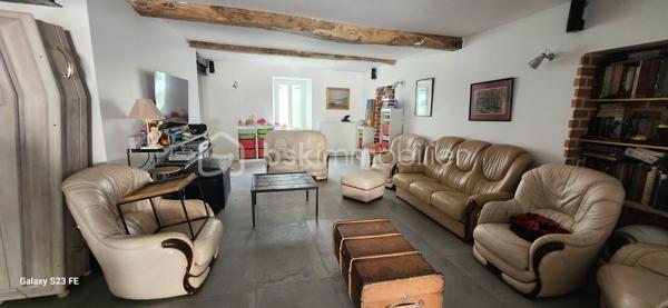 Laissez-vous séduire par cette magnifique maison de ville d'environ 300 m² habitables, un bien rare sur le marché où chaque espace a été pensé pour offrir confort, convivialité et fonctionnalité. Derrière sa façade discrète se cache une demeure familiale aux volumes impressionnants, idéale pour accueillir une grande famille, exercer une activité professionnelle ou simplement profiter d'un cadre de vie privilégié.

Dès l'entrée, le regard est immédiatement attiré par une spectaculaire pièce de vie traversante de 110 m², véritable pièce maîtresse de la maison. Cet espace baigné de lumière naturelle réunit avec élégance une cuisine dinatoire, un vaste séjour et un salon détente sublimé par une cheminée, créant une atmosphère chaleureuse où il fait bon vivre en toute saison. Les volumes généreux permettent de recevoir en toute convivialité tout en conservant des espaces de vie confortables au quotidien.

Attenants à cette pièce de vie, une buanderie et un cellier apportent un véritable confort d'organisation. Vous profiterez également d'un garage de 35 m² avec porte motorisée ainsi que d'un impressionnant garage de 126 m² avec vitrine sur rue. Ce dernier constitue un atout exceptionnel : idéal pour un artisan, une profession libérale, un collectionneur de véhicules, un espace de stockage, un atelier ou encore pour développer une activité professionnelle directement à domicile.

À l'étage, un vaste palier de 35 m², facilement aménageable en bibliothèque, salon de lecture ou espace bureau, distribue harmonieusement les différentes pièces et donne accès à 80 m² de combles aménageables, laissant entrevoir de nombreuses possibilités d'agrandissement ou d'aménagement selon vos envies.

L'espace nuit a été conçu pour répondre aux besoins de toute la famille. Il comprend :

un WC indépendant ;
une salle de bains de 6,90 m² équipée d'une douche à l'italienne, d'une baignoire d'angle et d'un meuble vasque ;
trois chambres spacieuses de 16,88 m², 17,76 m² et 17,96 m², toutes offrant de beaux volumes ;
un espace de 15 m², idéal pour une salle de jeux, un bureau, une salle de sport ou un coin télévision ;
une superbe suite parentale, véritable espace privé, composée d'une chambre de 18,15 m², d'un dressing de 17,91 m² et d'une élégante salle d'eau de 14,10 m² avec double vasque, douche à l'italienne et baignoire d'angle ;
une mezzanine de 8 m², parfaite pour un espace lecture ou télétravail.

À l'extérieur, tout est réuni pour profiter pleinement des beaux jours. Une terrasse couverte de 48 m² prolonge naturellement les espaces de vie et invite à partager de chaleureux repas en famille ou entre amis. Elle est complétée par une terrasse ouverte de 18 m², offrant un agréable espace de détente face au jardin.

Le tout s'ouvre sur un terrain clos de 1 040 m², véritable écrin de verdure où chacun pourra imaginer son projet : piscine, cuisine d'été, jardin paysager, potager, espace de jeux pour les enfants ou encore coin détente. Les possibilités sont nombreuses pour créer un extérieur à votre image.

Cette propriété se distingue par son équilibre parfait entre volumes, confort et potentiel d'évolution. Son agencement, ses nombreuses dépendances et ses espaces modulables en font un bien capable de s'adapter à tous les projets de vie, qu'ils soient familiaux ou professionnels.

Les atouts de cette propriété
Environ 300 m² habitables.
Pièce de vie traversante de 110 m² avec cheminée.
Cuisine dinatoire ouverte sur les espaces de réception.
4 grandes chambres, dont une suite parentale avec dressing et salle d'eau privative.
Salle de bains familiale avec douche à l'italienne et baignoire d'angle.
Espace bureau ou salle de jeux de 15 m².
Vaste palier de 35 m².
80 m² de combles aménageables.
Buanderie et cellier.
Deux garages de 35 m² et 126 m², dont un avec vitrine sur rue, idéal pour une activité professionnelle.
Terrasse couverte de 48 m² et terrasse ouverte de 18 m².
Terrain clos de 1 040 m² offrant de multiples possibilités d'aménagement.
À proximité immédiate des commerces, des écoles et de toutes les commodités.

Une propriété unique sur le secteur de Blaye-les-Mines, où les volumes, les prestations et le potentiel se conjuguent pour offrir un cadre de vie exceptionnel. Que vous recherchiez une grande maison familiale, un lieu permettant d'allier vie privée et activité professionnelle ou un bien aux possibilités d'évolution remarquables, cette demeure répondra à toutes vos attentes. Une visite s'impose pour découvrir tout son charme et son incroyable potentiel.