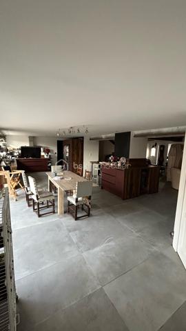 Laissez-vous séduire par cette magnifique maison de ville d'environ 300 m² habitables, un bien rare sur le marché où chaque espace a été pensé pour offrir confort, convivialité et fonctionnalité. Derrière sa façade discrète se cache une demeure familiale aux volumes impressionnants, idéale pour accueillir une grande famille, exercer une activité professionnelle ou simplement profiter d'un cadre de vie privilégié.

Dès l'entrée, le regard est immédiatement attiré par une spectaculaire pièce de vie traversante de 110 m², véritable pièce maîtresse de la maison. Cet espace baigné de lumière naturelle réunit avec élégance une cuisine dinatoire, un vaste séjour et un salon détente sublimé par une cheminée, créant une atmosphère chaleureuse où il fait bon vivre en toute saison. Les volumes généreux permettent de recevoir en toute convivialité tout en conservant des espaces de vie confortables au quotidien.

Attenants à cette pièce de vie, une buanderie et un cellier apportent un véritable confort d'organisation. Vous profiterez également d'un garage de 35 m² avec porte motorisée ainsi que d'un impressionnant garage de 126 m² avec vitrine sur rue. Ce dernier constitue un atout exceptionnel : idéal pour un artisan, une profession libérale, un collectionneur de véhicules, un espace de stockage, un atelier ou encore pour développer une activité professionnelle directement à domicile.

À l'étage, un vaste palier de 35 m², facilement aménageable en bibliothèque, salon de lecture ou espace bureau, distribue harmonieusement les différentes pièces et donne accès à 80 m² de combles aménageables, laissant entrevoir de nombreuses possibilités d'agrandissement ou d'aménagement selon vos envies.

L'espace nuit a été conçu pour répondre aux besoins de toute la famille. Il comprend :

un WC indépendant ;
une salle de bains de 6,90 m² équipée d'une douche à l'italienne, d'une baignoire d'angle et d'un meuble vasque ;
trois chambres spacieuses de 16,88 m², 17,76 m² et 17,96 m², toutes offrant de beaux volumes ;
un espace de 15 m², idéal pour une salle de jeux, un bureau, une salle de sport ou un coin télévision ;
une superbe suite parentale, véritable espace privé, composée d'une chambre de 18,15 m², d'un dressing de 17,91 m² et d'une élégante salle d'eau de 14,10 m² avec double vasque, douche à l'italienne et baignoire d'angle ;
une mezzanine de 8 m², parfaite pour un espace lecture ou télétravail.

À l'extérieur, tout est réuni pour profiter pleinement des beaux jours. Une terrasse couverte de 48 m² prolonge naturellement les espaces de vie et invite à partager de chaleureux repas en famille ou entre amis. Elle est complétée par une terrasse ouverte de 18 m², offrant un agréable espace de détente face au jardin.

Le tout s'ouvre sur un terrain clos de 1 040 m², véritable écrin de verdure où chacun pourra imaginer son projet : piscine, cuisine d'été, jardin paysager, potager, espace de jeux pour les enfants ou encore coin détente. Les possibilités sont nombreuses pour créer un extérieur à votre image.

Cette propriété se distingue par son équilibre parfait entre volumes, confort et potentiel d'évolution. Son agencement, ses nombreuses dépendances et ses espaces modulables en font un bien capable de s'adapter à tous les projets de vie, qu'ils soient familiaux ou professionnels.

Les atouts de cette propriété
Environ 300 m² habitables.
Pièce de vie traversante de 110 m² avec cheminée.
Cuisine dinatoire ouverte sur les espaces de réception.
4 grandes chambres, dont une suite parentale avec dressing et salle d'eau privative.
Salle de bains familiale avec douche à l'italienne et baignoire d'angle.
Espace bureau ou salle de jeux de 15 m².
Vaste palier de 35 m².
80 m² de combles aménageables.
Buanderie et cellier.
Deux garages de 35 m² et 126 m², dont un avec vitrine sur rue, idéal pour une activité professionnelle.
Terrasse couverte de 48 m² et terrasse ouverte de 18 m².
Terrain clos de 1 040 m² offrant de multiples possibilités d'aménagement.
À proximité immédiate des commerces, des écoles et de toutes les commodités.

Une propriété unique sur le secteur de Blaye-les-Mines, où les volumes, les prestations et le potentiel se conjuguent pour offrir un cadre de vie exceptionnel. Que vous recherchiez une grande maison familiale, un lieu permettant d'allier vie privée et activité professionnelle ou un bien aux possibilités d'évolution remarquables, cette demeure répondra à toutes vos attentes. Une visite s'impose pour découvrir tout son charme et son incroyable potentiel.