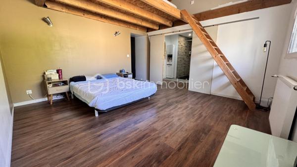Laissez-vous séduire par cette magnifique maison de ville d'environ 300 m² habitables, un bien rare sur le marché où chaque espace a été pensé pour offrir confort, convivialité et fonctionnalité. Derrière sa façade discrète se cache une demeure familiale aux volumes impressionnants, idéale pour accueillir une grande famille, exercer une activité professionnelle ou simplement profiter d'un cadre de vie privilégié.

Dès l'entrée, le regard est immédiatement attiré par une spectaculaire pièce de vie traversante de 110 m², véritable pièce maîtresse de la maison. Cet espace baigné de lumière naturelle réunit avec élégance une cuisine dinatoire, un vaste séjour et un salon détente sublimé par une cheminée, créant une atmosphère chaleureuse où il fait bon vivre en toute saison. Les volumes généreux permettent de recevoir en toute convivialité tout en conservant des espaces de vie confortables au quotidien.

Attenants à cette pièce de vie, une buanderie et un cellier apportent un véritable confort d'organisation. Vous profiterez également d'un garage de 35 m² avec porte motorisée ainsi que d'un impressionnant garage de 126 m² avec vitrine sur rue. Ce dernier constitue un atout exceptionnel : idéal pour un artisan, une profession libérale, un collectionneur de véhicules, un espace de stockage, un atelier ou encore pour développer une activité professionnelle directement à domicile.

À l'étage, un vaste palier de 35 m², facilement aménageable en bibliothèque, salon de lecture ou espace bureau, distribue harmonieusement les différentes pièces et donne accès à 80 m² de combles aménageables, laissant entrevoir de nombreuses possibilités d'agrandissement ou d'aménagement selon vos envies.

L'espace nuit a été conçu pour répondre aux besoins de toute la famille. Il comprend :

un WC indépendant ;
une salle de bains de 6,90 m² équipée d'une douche à l'italienne, d'une baignoire d'angle et d'un meuble vasque ;
trois chambres spacieuses de 16,88 m², 17,76 m² et 17,96 m², toutes offrant de beaux volumes ;
un espace de 15 m², idéal pour une salle de jeux, un bureau, une salle de sport ou un coin télévision ;
une superbe suite parentale, véritable espace privé, composée d'une chambre de 18,15 m², d'un dressing de 17,91 m² et d'une élégante salle d'eau de 14,10 m² avec double vasque, douche à l'italienne et baignoire d'angle ;
une mezzanine de 8 m², parfaite pour un espace lecture ou télétravail.

À l'extérieur, tout est réuni pour profiter pleinement des beaux jours. Une terrasse couverte de 48 m² prolonge naturellement les espaces de vie et invite à partager de chaleureux repas en famille ou entre amis. Elle est complétée par une terrasse ouverte de 18 m², offrant un agréable espace de détente face au jardin.

Le tout s'ouvre sur un terrain clos de 1 040 m², véritable écrin de verdure où chacun pourra imaginer son projet : piscine, cuisine d'été, jardin paysager, potager, espace de jeux pour les enfants ou encore coin détente. Les possibilités sont nombreuses pour créer un extérieur à votre image.

Cette propriété se distingue par son équilibre parfait entre volumes, confort et potentiel d'évolution. Son agencement, ses nombreuses dépendances et ses espaces modulables en font un bien capable de s'adapter à tous les projets de vie, qu'ils soient familiaux ou professionnels.

Les atouts de cette propriété
Environ 300 m² habitables.
Pièce de vie traversante de 110 m² avec cheminée.
Cuisine dinatoire ouverte sur les espaces de réception.
4 grandes chambres, dont une suite parentale avec dressing et salle d'eau privative.
Salle de bains familiale avec douche à l'italienne et baignoire d'angle.
Espace bureau ou salle de jeux de 15 m².
Vaste palier de 35 m².
80 m² de combles aménageables.
Buanderie et cellier.
Deux garages de 35 m² et 126 m², dont un avec vitrine sur rue, idéal pour une activité professionnelle.
Terrasse couverte de 48 m² et terrasse ouverte de 18 m².
Terrain clos de 1 040 m² offrant de multiples possibilités d'aménagement.
À proximité immédiate des commerces, des écoles et de toutes les commodités.

Une propriété unique sur le secteur de Blaye-les-Mines, où les volumes, les prestations et le potentiel se conjuguent pour offrir un cadre de vie exceptionnel. Que vous recherchiez une grande maison familiale, un lieu permettant d'allier vie privée et activité professionnelle ou un bien aux possibilités d'évolution remarquables, cette demeure répondra à toutes vos attentes. Une visite s'impose pour découvrir tout son charme et son incroyable potentiel.