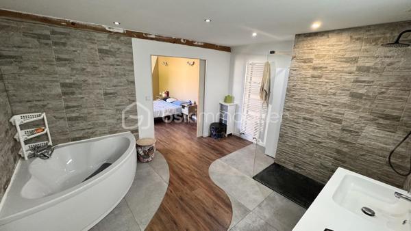 Laissez-vous séduire par cette magnifique maison de ville d'environ 300 m² habitables, un bien rare sur le marché où chaque espace a été pensé pour offrir confort, convivialité et fonctionnalité. Derrière sa façade discrète se cache une demeure familiale aux volumes impressionnants, idéale pour accueillir une grande famille, exercer une activité professionnelle ou simplement profiter d'un cadre de vie privilégié.

Dès l'entrée, le regard est immédiatement attiré par une spectaculaire pièce de vie traversante de 110 m², véritable pièce maîtresse de la maison. Cet espace baigné de lumière naturelle réunit avec élégance une cuisine dinatoire, un vaste séjour et un salon détente sublimé par une cheminée, créant une atmosphère chaleureuse où il fait bon vivre en toute saison. Les volumes généreux permettent de recevoir en toute convivialité tout en conservant des espaces de vie confortables au quotidien.

Attenants à cette pièce de vie, une buanderie et un cellier apportent un véritable confort d'organisation. Vous profiterez également d'un garage de 35 m² avec porte motorisée ainsi que d'un impressionnant garage de 126 m² avec vitrine sur rue. Ce dernier constitue un atout exceptionnel : idéal pour un artisan, une profession libérale, un collectionneur de véhicules, un espace de stockage, un atelier ou encore pour développer une activité professionnelle directement à domicile.

À l'étage, un vaste palier de 35 m², facilement aménageable en bibliothèque, salon de lecture ou espace bureau, distribue harmonieusement les différentes pièces et donne accès à 80 m² de combles aménageables, laissant entrevoir de nombreuses possibilités d'agrandissement ou d'aménagement selon vos envies.

L'espace nuit a été conçu pour répondre aux besoins de toute la famille. Il comprend :

un WC indépendant ;
une salle de bains de 6,90 m² équipée d'une douche à l'italienne, d'une baignoire d'angle et d'un meuble vasque ;
trois chambres spacieuses de 16,88 m², 17,76 m² et 17,96 m², toutes offrant de beaux volumes ;
un espace de 15 m², idéal pour une salle de jeux, un bureau, une salle de sport ou un coin télévision ;
une superbe suite parentale, véritable espace privé, composée d'une chambre de 18,15 m², d'un dressing de 17,91 m² et d'une élégante salle d'eau de 14,10 m² avec double vasque, douche à l'italienne et baignoire d'angle ;
une mezzanine de 8 m², parfaite pour un espace lecture ou télétravail.

À l'extérieur, tout est réuni pour profiter pleinement des beaux jours. Une terrasse couverte de 48 m² prolonge naturellement les espaces de vie et invite à partager de chaleureux repas en famille ou entre amis. Elle est complétée par une terrasse ouverte de 18 m², offrant un agréable espace de détente face au jardin.

Le tout s'ouvre sur un terrain clos de 1 040 m², véritable écrin de verdure où chacun pourra imaginer son projet : piscine, cuisine d'été, jardin paysager, potager, espace de jeux pour les enfants ou encore coin détente. Les possibilités sont nombreuses pour créer un extérieur à votre image.

Cette propriété se distingue par son équilibre parfait entre volumes, confort et potentiel d'évolution. Son agencement, ses nombreuses dépendances et ses espaces modulables en font un bien capable de s'adapter à tous les projets de vie, qu'ils soient familiaux ou professionnels.

Les atouts de cette propriété
Environ 300 m² habitables.
Pièce de vie traversante de 110 m² avec cheminée.
Cuisine dinatoire ouverte sur les espaces de réception.
4 grandes chambres, dont une suite parentale avec dressing et salle d'eau privative.
Salle de bains familiale avec douche à l'italienne et baignoire d'angle.
Espace bureau ou salle de jeux de 15 m².
Vaste palier de 35 m².
80 m² de combles aménageables.
Buanderie et cellier.
Deux garages de 35 m² et 126 m², dont un avec vitrine sur rue, idéal pour une activité professionnelle.
Terrasse couverte de 48 m² et terrasse ouverte de 18 m².
Terrain clos de 1 040 m² offrant de multiples possibilités d'aménagement.
À proximité immédiate des commerces, des écoles et de toutes les commodités.

Une propriété unique sur le secteur de Blaye-les-Mines, où les volumes, les prestations et le potentiel se conjuguent pour offrir un cadre de vie exceptionnel. Que vous recherchiez une grande maison familiale, un lieu permettant d'allier vie privée et activité professionnelle ou un bien aux possibilités d'évolution remarquables, cette demeure répondra à toutes vos attentes. Une visite s'impose pour découvrir tout son charme et son incroyable potentiel.