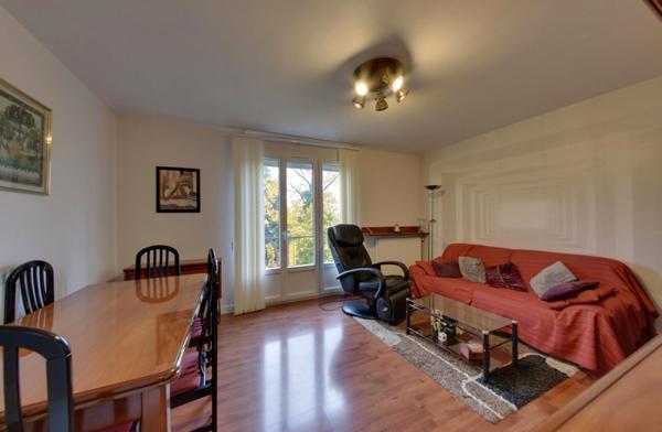 LUMINEUX AVEC BALCON ET BOX