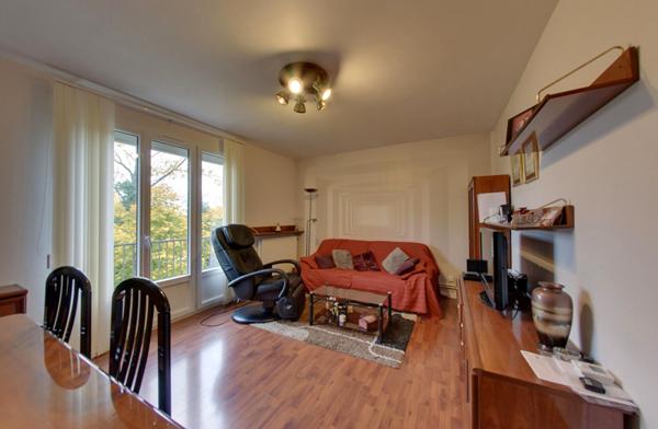 LUMINEUX AVEC BALCON ET BOX