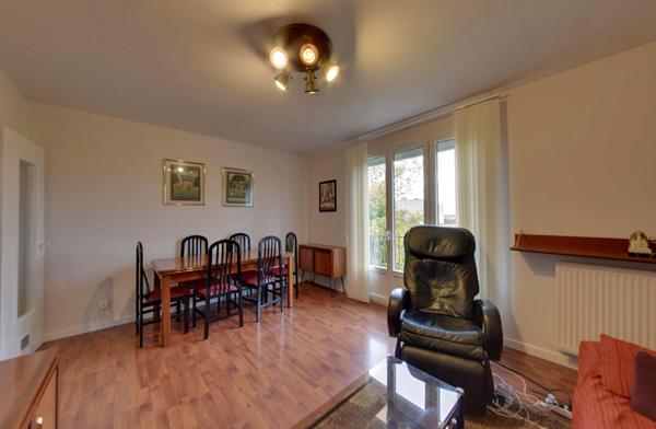 LUMINEUX AVEC BALCON ET BOX