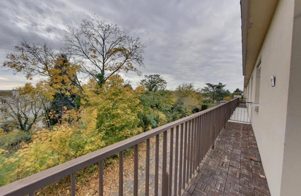 LUMINEUX AVEC BALCON ET BOX