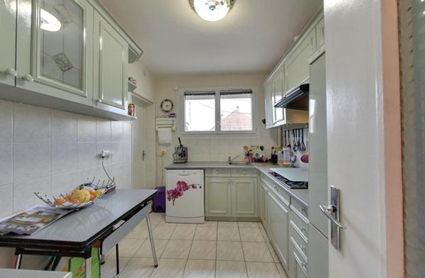 LUMINEUX AVEC BALCON ET BOX