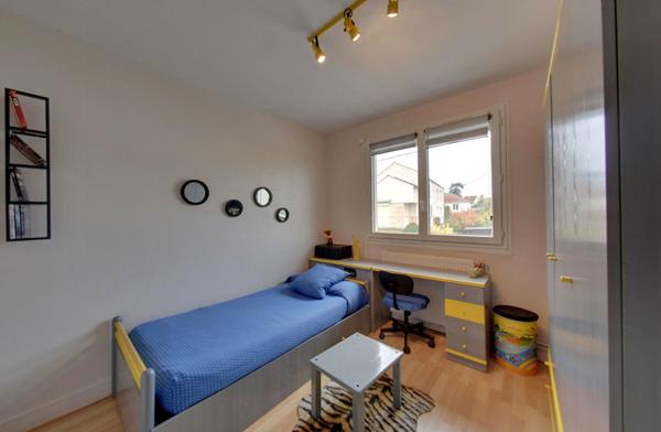 LUMINEUX AVEC BALCON ET BOX