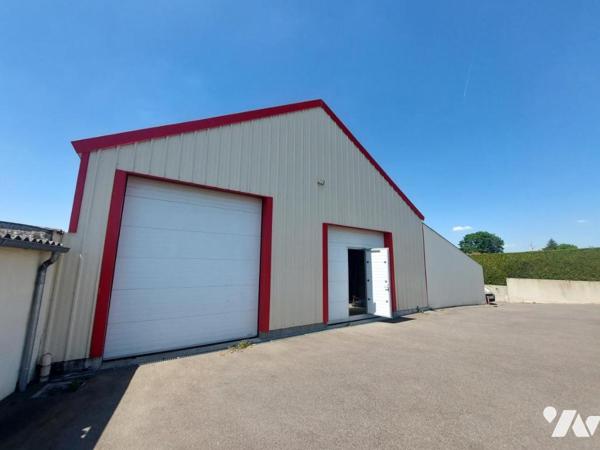 A VENDRE - ATELIER ET 10 GARAGES - COSSE LE VIVIEN 