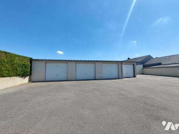 A VENDRE - ATELIER ET 10 GARAGES - COSSE LE VIVIEN 