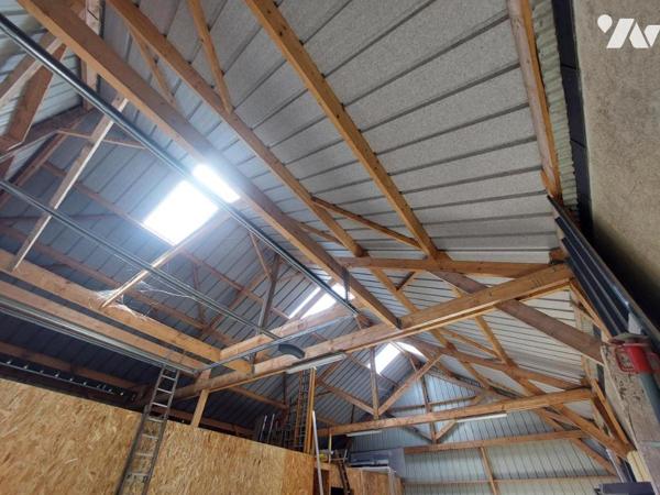 A VENDRE - ATELIER ET 10 GARAGES - COSSE LE VIVIEN 