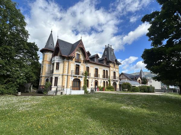 Ancien manoir de 1870 rénové, avec murs et fond de commerce Tarascon sur ariege