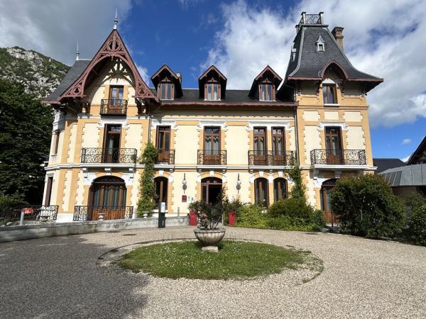 Ancien manoir de 1870 rénové, avec murs et fond de commerce Tarascon sur ariege