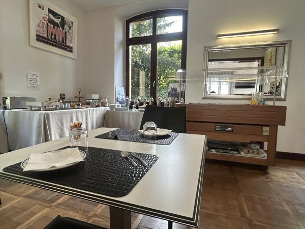 Ancien manoir de 1870 rénové, avec murs et fond de commerce Tarascon sur ariege