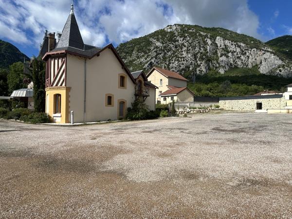 Ancien manoir de 1870 rénové, avec murs et fond de commerce Tarascon sur ariege