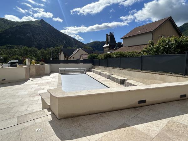 Ancien manoir de 1870 rénové, avec murs et fond de commerce Tarascon sur ariege