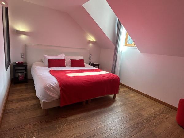 Ancien manoir de 1870 rénové, avec murs et fond de commerce Tarascon sur ariege