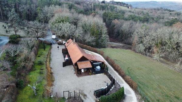 Maison contemporaine - Montignac-lascaux En Périgord Noir, sur les hauteurs de MONTIGNAC, maison rénovée sur environ 1900 m² de terrain, composée de deux logements.
