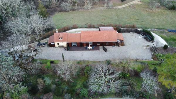 Maison contemporaine - Montignac-lascaux En Périgord Noir, sur les hauteurs de MONTIGNAC, maison rénovée sur environ 1900 m² de terrain, composée de deux logements.