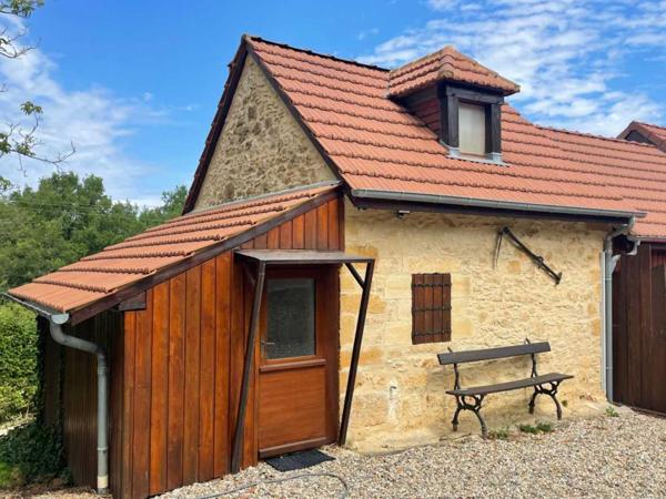 Maison contemporaine - Montignac-lascaux En Périgord Noir, sur les hauteurs de MONTIGNAC, maison rénovée sur environ 1900 m² de terrain, composée de deux logements.