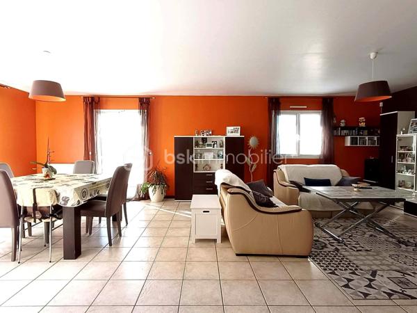 ÉXCLUSIVITÉ   *** SANVIC - VAVASSEUR ***   Maison familiale de 2001 - NON MITOYENNE - SANS VIS À VIS - DPE "C" !!
Elle est composée au RDC d'une entrée desservant des toilettes, la cuisine aménagée et équipée, un GRAND séjour LUMINEUX de 40m² donnant accès à la terrasse exposée S.O et au jardin, ainsi qu'un bureau ou une 4ème chambre. À l'étage, vous y trouverez une GRANDE sdb avec baignoire, douche et toilettes, ainsi que les 3 autres chambres.
Pour compléter cette maison, un grenier, un sous sol complet avec une buanderie et de quoi garer 3 voitures, ainsi qu'une GRANDE allée pour 2 autres voitures sont présents pour du rangement facile et faciliter votre quotidien.
Une maison SANS TRAVAUX, dans un secteur TRÈS recherché vous attend, elle est faite pour vous !
Pour plus d'informations, contactez moi.
