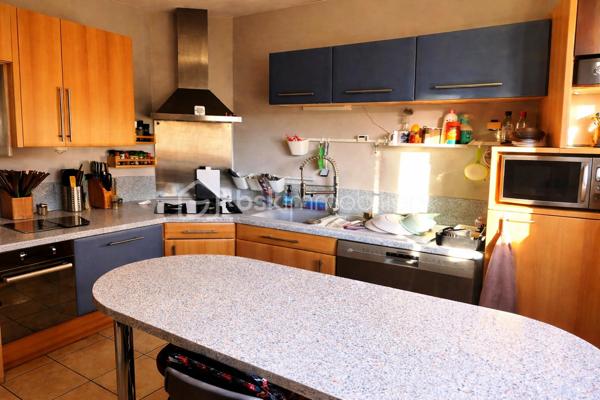 ÉXCLUSIVITÉ   *** SANVIC - VAVASSEUR ***   Maison familiale de 2001 - NON MITOYENNE - SANS VIS À VIS - DPE "C" !!
Elle est composée au RDC d'une entrée desservant des toilettes, la cuisine aménagée et équipée, un GRAND séjour LUMINEUX de 40m² donnant accès à la terrasse exposée S.O et au jardin, ainsi qu'un bureau ou une 4ème chambre. À l'étage, vous y trouverez une GRANDE sdb avec baignoire, douche et toilettes, ainsi que les 3 autres chambres.
Pour compléter cette maison, un grenier, un sous sol complet avec une buanderie et de quoi garer 3 voitures, ainsi qu'une GRANDE allée pour 2 autres voitures sont présents pour du rangement facile et faciliter votre quotidien.
Une maison SANS TRAVAUX, dans un secteur TRÈS recherché vous attend, elle est faite pour vous !
Pour plus d'informations, contactez moi.