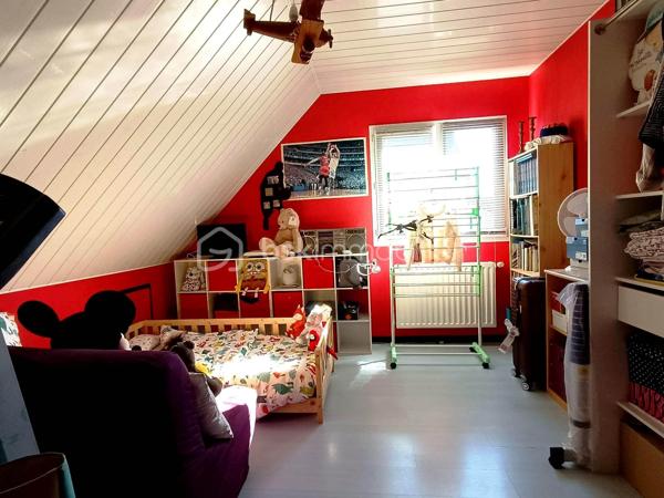 ÉXCLUSIVITÉ   *** SANVIC - VAVASSEUR ***   Maison familiale de 2001 - NON MITOYENNE - SANS VIS À VIS - DPE "C" !!
Elle est composée au RDC d'une entrée desservant des toilettes, la cuisine aménagée et équipée, un GRAND séjour LUMINEUX de 40m² donnant accès à la terrasse exposée S.O et au jardin, ainsi qu'un bureau ou une 4ème chambre. À l'étage, vous y trouverez une GRANDE sdb avec baignoire, douche et toilettes, ainsi que les 3 autres chambres.
Pour compléter cette maison, un grenier, un sous sol complet avec une buanderie et de quoi garer 3 voitures, ainsi qu'une GRANDE allée pour 2 autres voitures sont présents pour du rangement facile et faciliter votre quotidien.
Une maison SANS TRAVAUX, dans un secteur TRÈS recherché vous attend, elle est faite pour vous !
Pour plus d'informations, contactez moi.