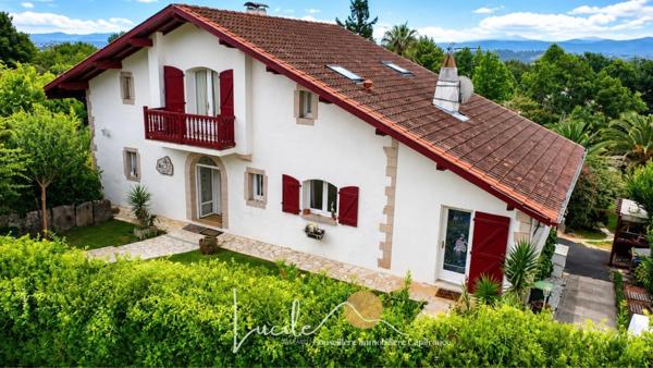 Maison basque avec vue panoramique sur les Pyrénées – Un véritable coup de cœur ! USTARITZ (64)