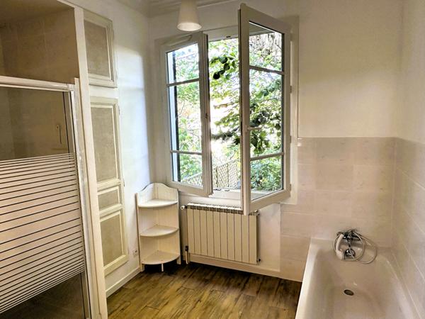 Maison 3 faces de 142 m² sur 368 m² avec jardin, garage et balcon filant