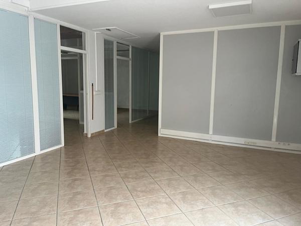 LOCAL COMMERCIAL À LOUER - 100 m² - SECTEUR Beynost Proche centre commercial