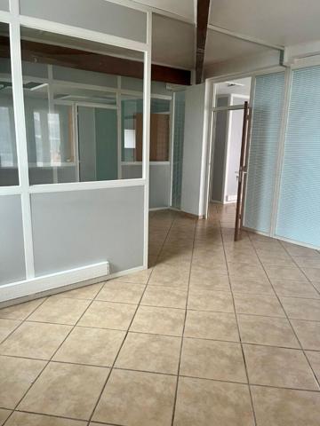 LOCAL COMMERCIAL À LOUER - 100 m² - SECTEUR Beynost Proche centre commercial