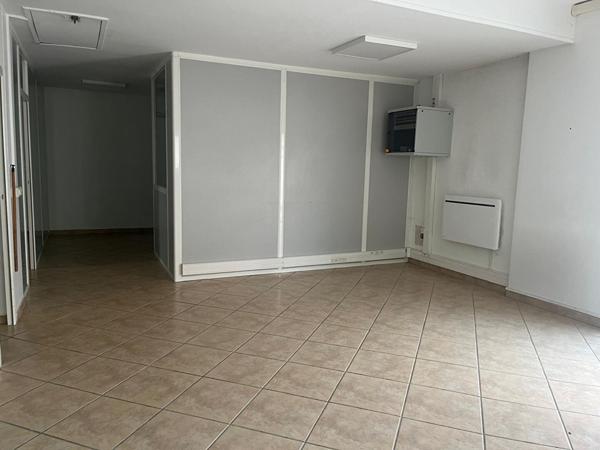 LOCAL COMMERCIAL À LOUER - 100 m² - SECTEUR Beynost Proche centre commercial