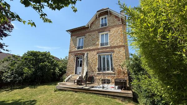 Belle meulière de caractère avec 6 chambres et jardin