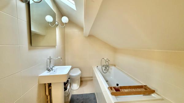 Belle meulière de caractère avec 6 chambres et jardin
