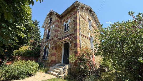 Belle meulière de caractère avec 6 chambres et jardin