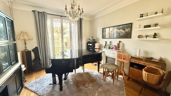 Belle meulière de caractère avec 6 chambres et jardin