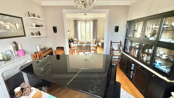 Belle meulière de caractère avec 6 chambres et jardin