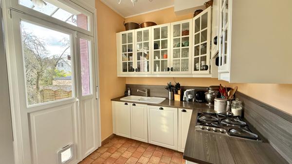 Belle meulière de caractère avec 6 chambres et jardin