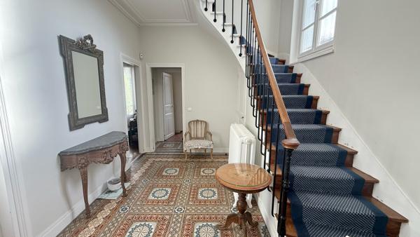 Belle meulière de caractère avec 6 chambres et jardin