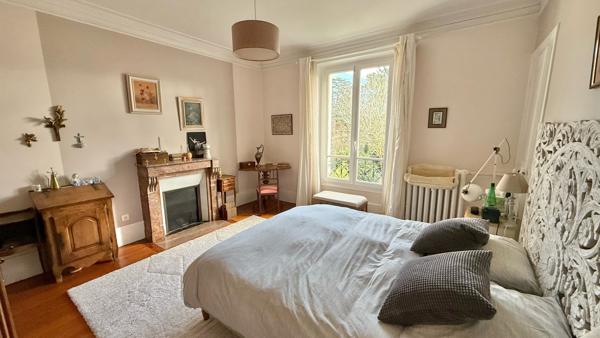 Belle meulière de caractère avec 6 chambres et jardin