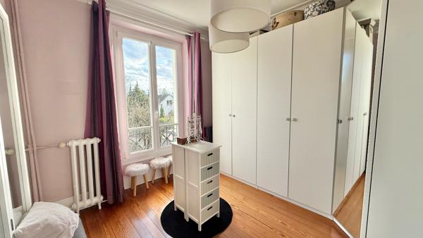 Belle meulière de caractère avec 6 chambres et jardin
