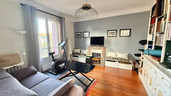 Belle meulière de caractère avec 6 chambres et jardin