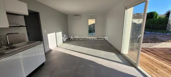 Location                                                      Maison
                        
                     4 pièces                      73 m2                     à Saint-Jean-d'Angély